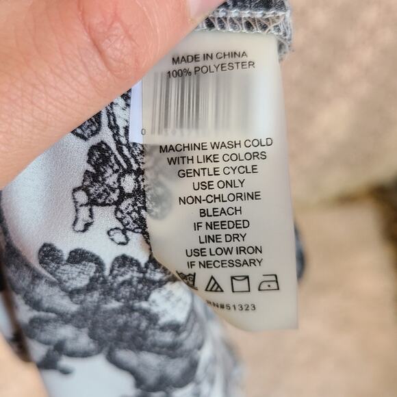 vince camuto white black paisley floral cold shoulder sheer blouse Size medium - Picture 9 of 9